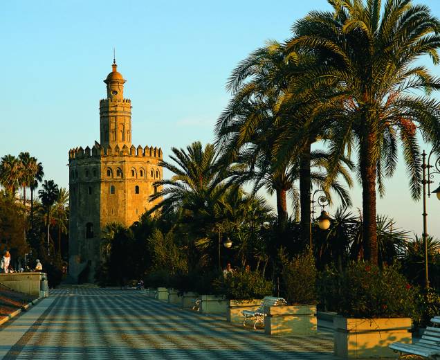 Situada à margem do rio Guadalquivir, a Torre del Oro já foi parte da muralha que protegia a cidade