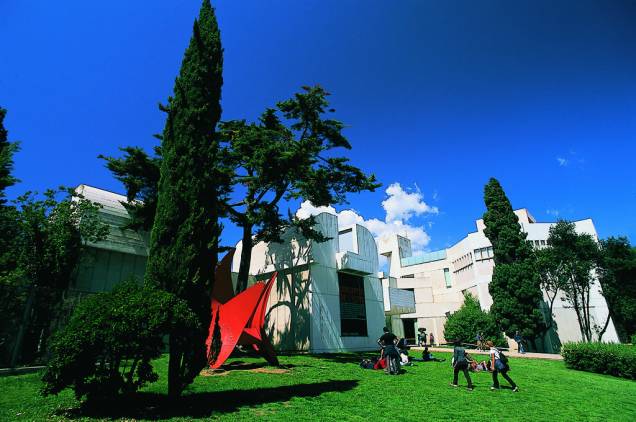 No agradável jardim da Fundação Joan Miró encontram-se esculturas do artista catalão