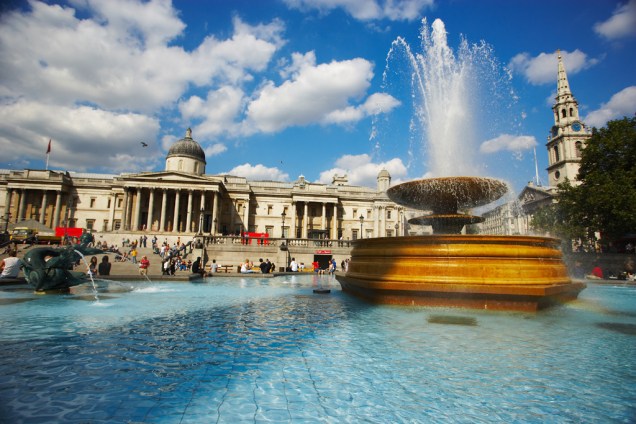 Trafalgar Square e, ao fundo, a National Gallery