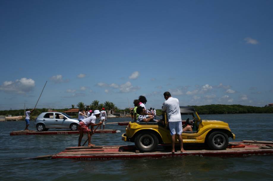 Jangadeiro na balsa que faz a travessia entre Genipabu e Barra do Rio pelo Rio Ceará-Mirim