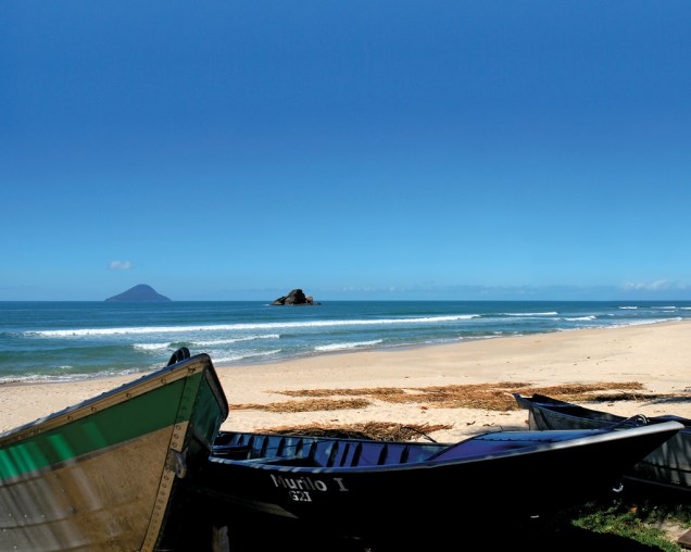 Barcos de pesca na Praia de Juquehy, em São Sebastião, boa para famílias