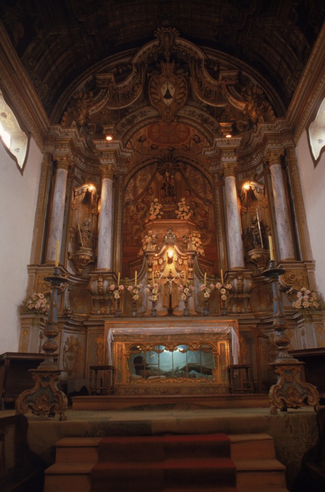 A Igreja Nossa Senhora do Carmo, mais rica da cidade, tem altares folheados a ouro e imagens portuguesas do século 18