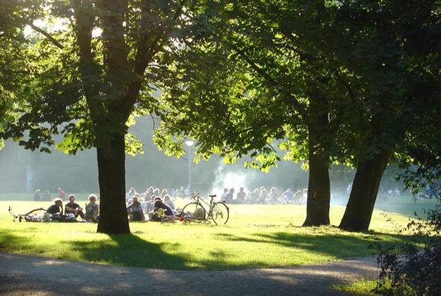 Uma das poucas áreas verdes de Amsterdã, o Vondelpark reúne um público bastante diversificado: senhoras, famílias, imigrantes e jovens