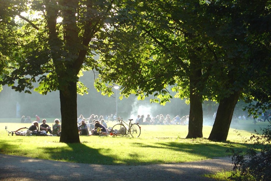 Uma das poucas áreas verdes de Amsterdã, o <a href="https://viajeaqui.abril.com.br/estabelecimentos/holanda-amsterda-atracao-vondelpark" rel="Vondelpark" target="_blank">Vondelpark</a> reúne um público bastante diversificado: senhoras, famílias, imigrantes e jovens