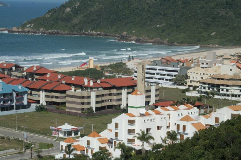 Como o nome diz, a Praia Brava tem ondas fortes, ideal para o surfe