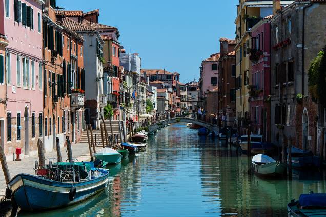 <a href="http://viajeaqui.abril.com.br/cidades/italia-veneza" target="_blank" rel="noopener"><strong>Veneza – Itália </strong></a> O destino serve de inspiração tanto para os turistas e apaixonados quanto para apelido carinhoso de outras belas cidades cortadas por canais ao redor do mundo. As mais de 400 pontes sobre os canais e as 118 ilhotas fazem de Veneza um destino único no mundo. <a href="http://www.booking.com/city/it/venice.pt-br.html?aid=332455&label=viagemabril-venezasdomundo" target="_blank" rel="noopener"><em>Busque hospedagens em  Veneza no Bookig.com</em></a>