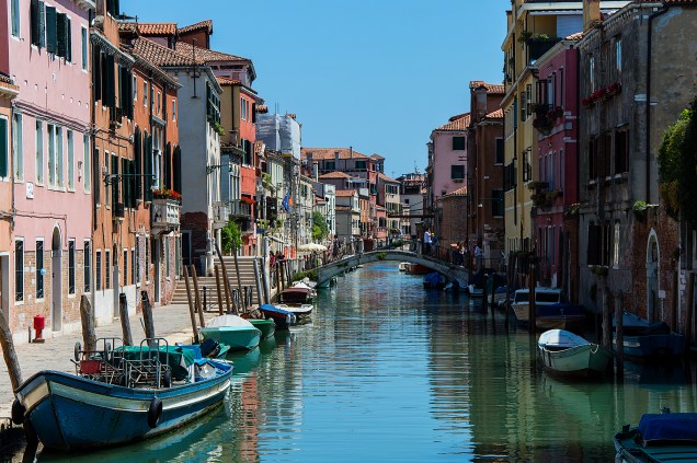 <a href="https://viajeaqui.abril.com.br/cidades/italia-veneza" target="_blank" rel="noopener"><strong>Veneza – Itália </strong></a> O destino serve de inspiração tanto para os turistas e apaixonados quanto para apelido carinhoso de outras belas cidades cortadas por canais ao redor do mundo. As mais de 400 pontes sobre os canais e as 118 ilhotas fazem de Veneza um destino único no mundo. <a href="https://www.booking.com/city/it/venice.pt-br.html?aid=332455&label=viagemabril-venezasdomundo" target="_blank" rel="noopener"><em>Busque hospedagens em  Veneza no Bookig.com</em></a>