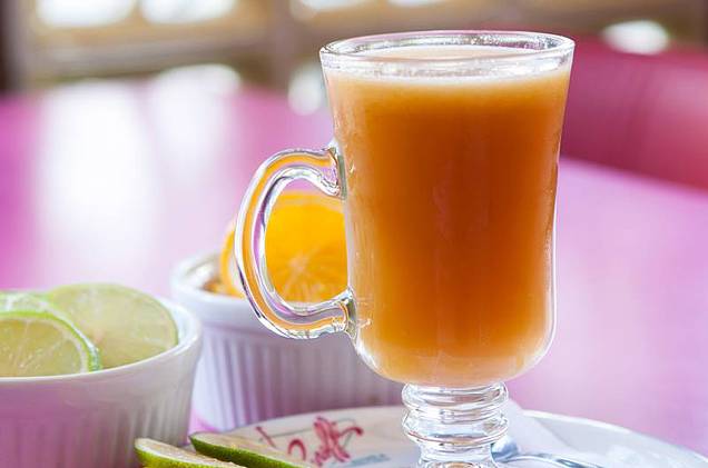 Shakeratto: uma super mistura de café gelado servido com suco de laranja e limão Shakeratto: uma super mistura de café gelado servido com suco de laranja e limão