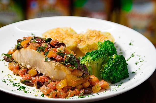 Peixe Mediterrâneo: namorado, tomate fresco, alcaparras, azeitonas, manjericão e azeite extra virgem, com batatas e brócolis Peixe Mediterrâneo: namorado, tomate fresco, alcaparras, azeitonas, manjericão e azeite extra virgem, com batatas e brócolis