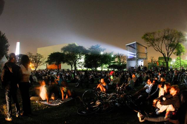 Entre as atrações que lotam o Ibirapuera, estão shows e festivais de cinema ao ar livre - como o Festival de Filmes Outdoor Rocky Spirit (foto)