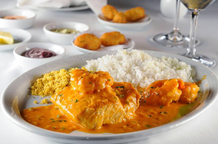 Moqueca de Peixe Fresco com Camarões, azeite de dendê, leite de coco, vinho branco e coentro