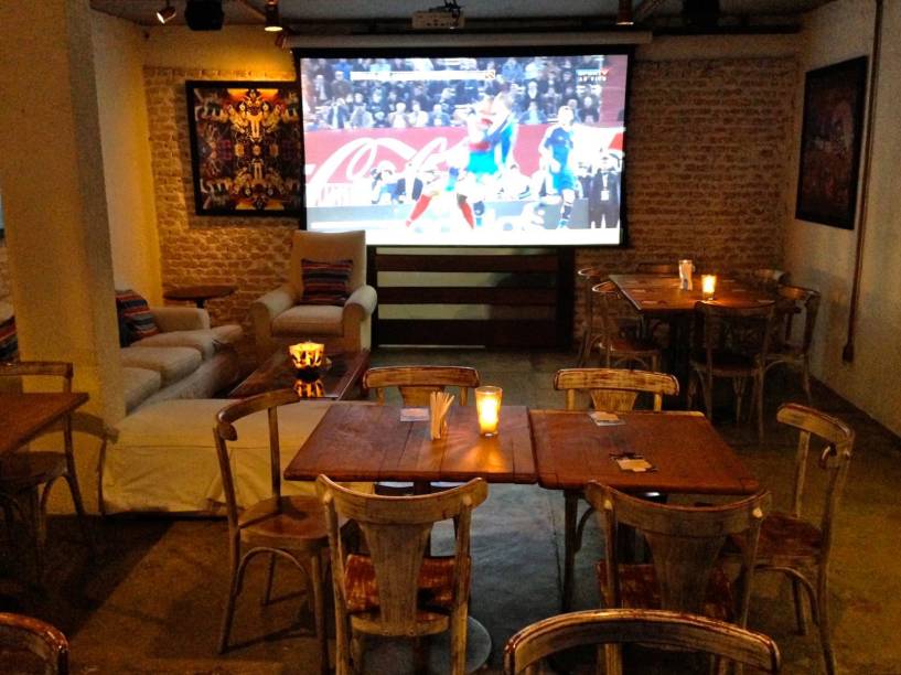 O bar tem telão para dia de jogos e outros eventos