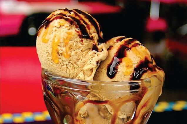 Sorvete de café com calda Sorvete de café com calda