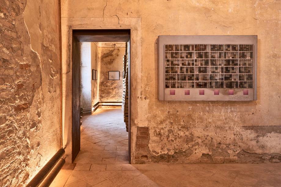 A ideia partiu de Giantonino Lucatelli, empreendedor e proprietário do recém inaugurado museu, com a intenção de dar utilidade aos excrementos gerados por suas vacas produtoras de queijo Grana Padano A ideia partiu de Giantonino Lucatelli, empreendedor e proprietário do recém inaugurado museu, com a intenção de dar utilidade aos excrementos gerados por suas vacas produtoras de queijo Grana Padano