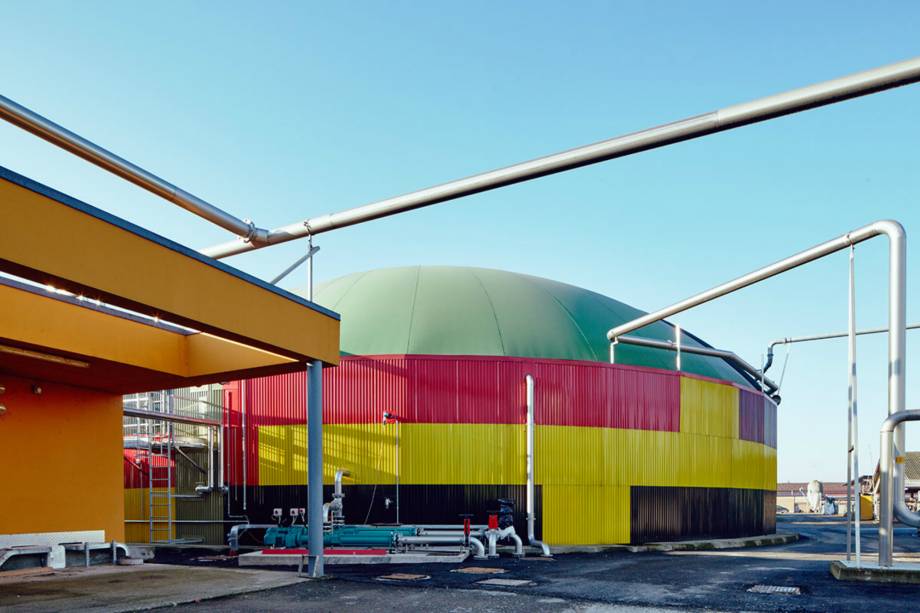 A matéria-prima para esquentar os ambientes internos da fazenda é o esterco. Um dos processos de produção de biogás gera calor, e ele é aproveitado para calefação A matéria-prima para esquentar os ambientes internos da fazenda é o esterco. Um dos processos de produção de biogás gera calor, e ele é aproveitado para calefação