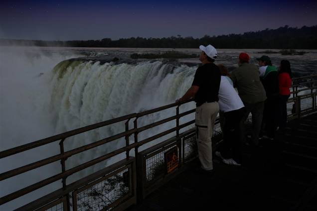 Os turistas são levados para perto das cataratas através das mesmas passarelas e elevadores do passeio de matutino, mas com a essa ambientação única, a excursão da lua cheia se torna muito mais especial Os turistas são levados para perto das cataratas através das mesmas passarelas e elevadores do passeio de matutino, mas com a essa ambientação única, a excursão da lua cheia se torna muito mais especial