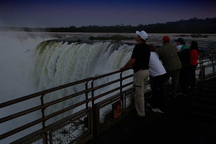 Os turistas são levados para perto das cataratas através das mesmas passarelas e elevadores do passeio de matutino, mas com a essa ambientação única, a excursão da lua cheia se torna muito mais especial