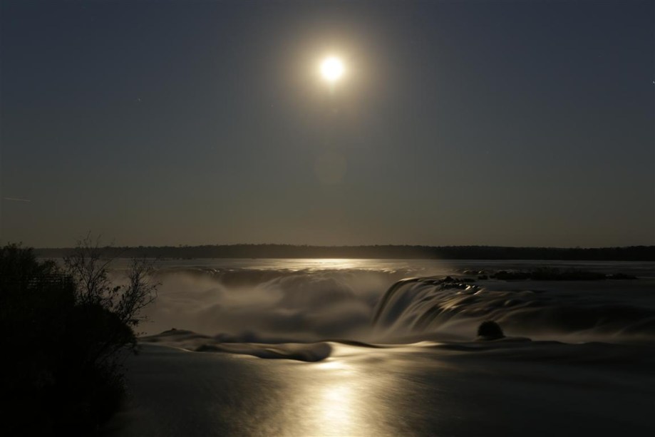 Durante o Luau das Cataratas, às vezes, é possível ver o raro fenômeno do arco-íris prateado