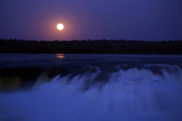A excursão também é conhecida como o passeio da Lua Cheia, no lado argentino, porque só acontece em noites dessa fase lunar