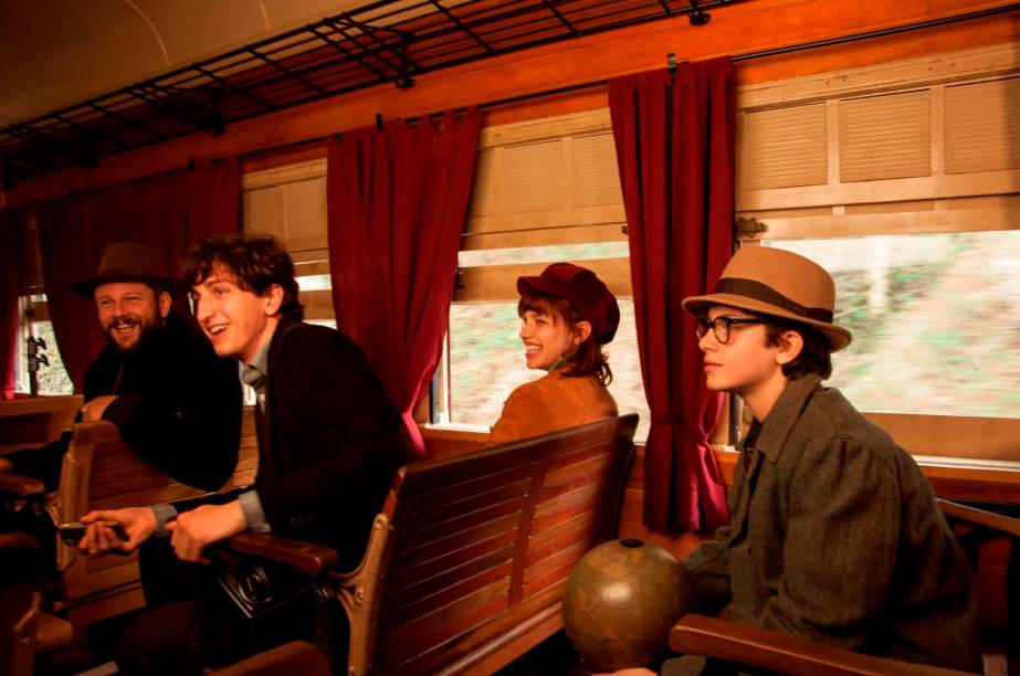 Entre os grandes nomes do elenco, estão Johnny Massaro, que recentemente protagonizou a série "Amorteamo", e Bruna Linzmeyer Entre os grandes nomes do elenco, estão Johnny Massaro, que recentemente protagonizou a série "Amorteamo", e Bruna Linzmeyer