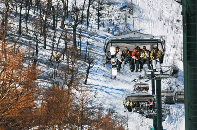 Os teleféricos levam os turistas até as pistas para praticar esportes como o esqui tradicional, snowboard e até snowtubing - uma descida da montanha em botes infláveis. Se quiser lembrar a infância, opte pelo esquibunda (minitrenós que lembram carros de rolimã sem rodinhas)