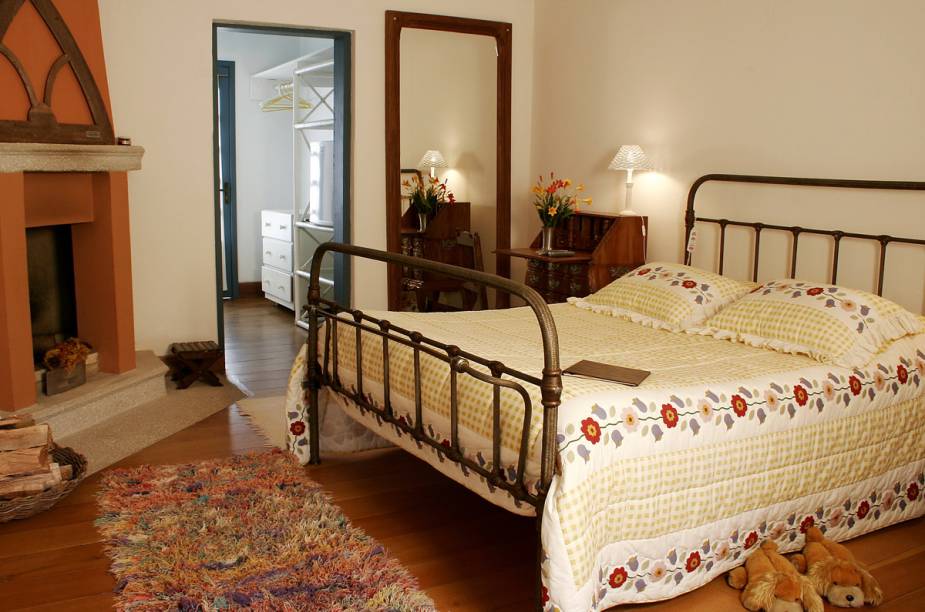 Quarto com lareira, TV, varanda com redes, ducha ao ar livre e área externa