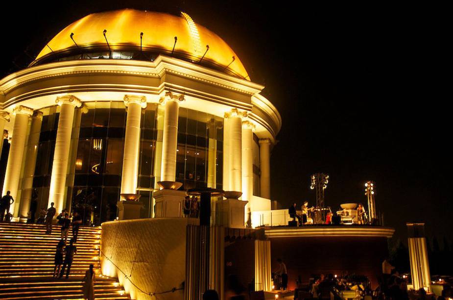 <strong><a href="http://lebua.com/sirocco" rel="Sirocco" target="_blank">Sirocco</a>, <a href="http://viajeaqui.abril.com.br/paises/tailandia" rel="Tailândia" target="_blank">Tailândia</a>: a melhor vista panorâmica</strong>"São 360 graus de vista de <a href="http://viajeaqui.abril.com.br/cidades/tailandia-bangcoc" rel="Bangcoc" target="_blank"><strong>Bangcoc</strong></a>. O restaurante é espetacular, e há um bar que toca boa house music para esticar. Famoso por aparecer no filme <em>Se Beber Não Case 2</em>."
