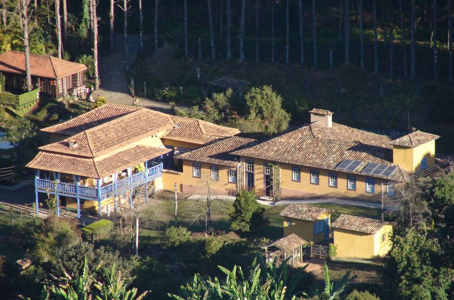 A Fazenda Santa Marina fica em <a href="https://viajeaqui.abril.com.br/cidades/br-mg-santana-dos-montes" rel="Santana dos Montes" target="_blank"><strong>Santana dos Montes</strong></a>, em <a href="https://viajeaqui.abril.com.br/estados/br-minas-gerais" rel="Minas Gerais" target="_blank"><strong>Minas Gerais</strong></a>. A área do resort é composta por reservas da Mata Atlântica, pastos, cachoeiras e corredeiras