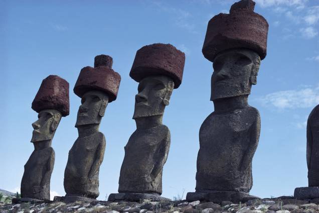 O mais famoso cartão da Ilha de Páscoa ou Rapa Nui são os moais: imensas estátuas de pedra vulcânica, de até 10 metros de altura e 80 toneladas. São 900 exemplares espalhados pela ilha