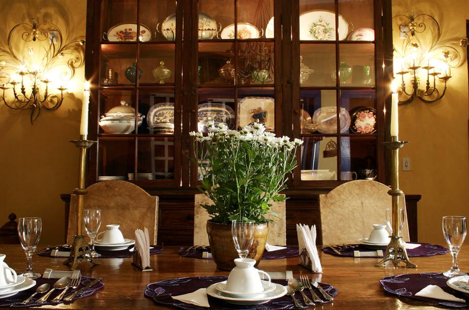 A fazenda é decorada com mobiliário de madeira nobre