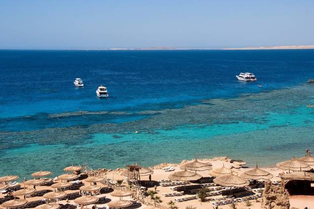 Existem dezenas de pequenos resorts ao largo do Mar Vermelho, na Península do Sinai, atraindo milhares de turistas em busca de sol e excelentes pontos de mergulho