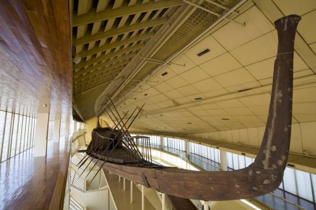 Barca solar de Quéops, no complexo de pirâmides de Gizé; a entrada neste museu, que fica dentro do sítio arqueológico, é cobrada à parte