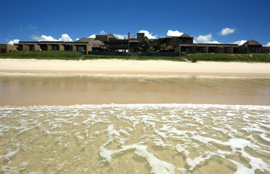 Intimista, com quartos confortáveis e piscina que reflete a cor do céu, o Kenoa Resort, na Barra de São Miguel