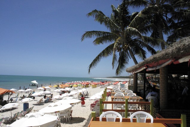 Bares e lojinhas são responsáveis pela concentração de turistas na orla da Praia do Francês, que está apenas a 33 km de Maceió