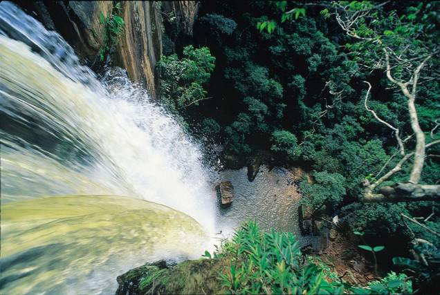 Cachoeira Véu de Noiva. A melhor época para conhecer o Parque Nacional da Chapada dos Guimarães é no verão para facilitar o banho nas cachoeiras