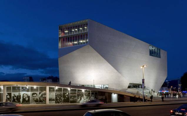 O edifício futurista da <strong>Casa da Música</strong>, projetado pelo arquiteto holandês Rem Koolhass, lembra um diamante lapidado. O local abriga uma programação bastante variada