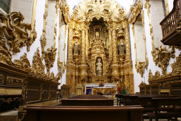 Na decoração dourada do altar sobressai o estilo barroco