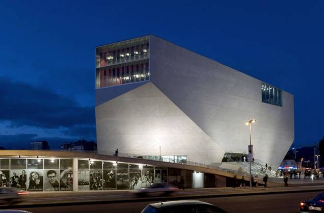 O edifício futurista da Casa da Música, projetado pelo arquiteto holandês Rem Koolhass, lembra um diamante lapidado. O local abriga uma programação bastante variada