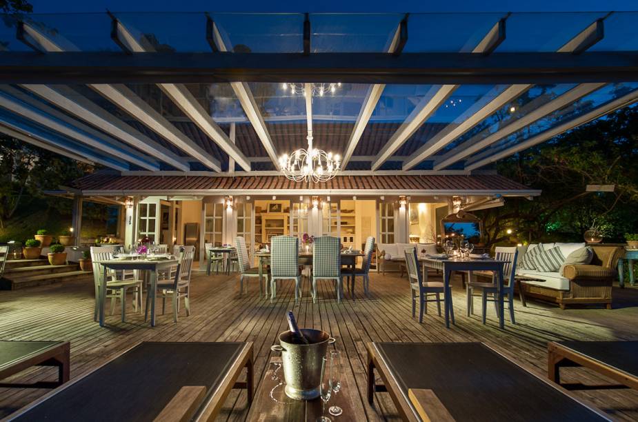 O restaurante reservado integra deck, piscina e ofurô. O estabelecimento ainda oferece massagem indiana samkhya