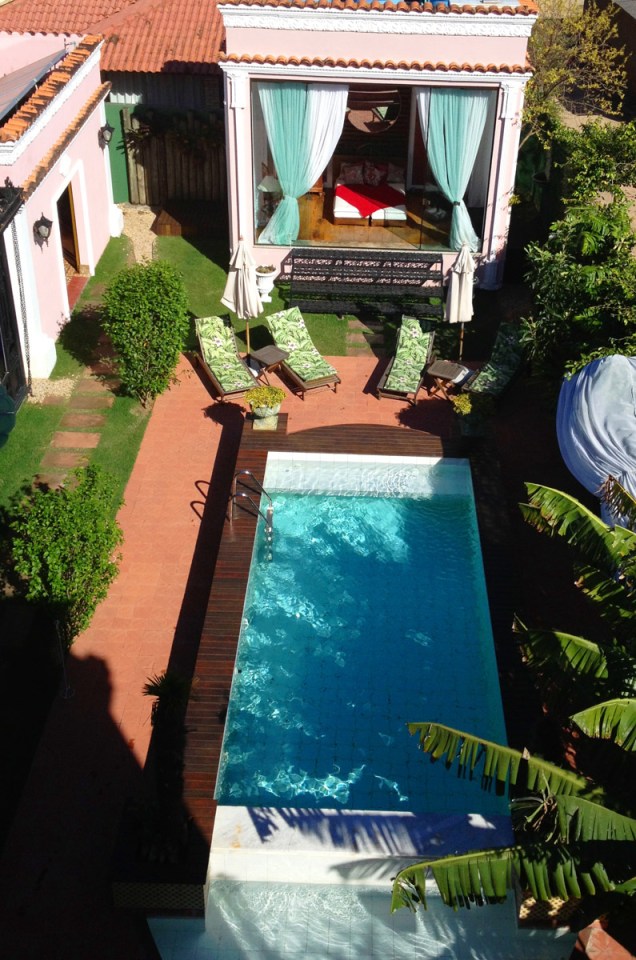 Além de piscina, o hotel oferece serviços de spa com ofurô e massagem