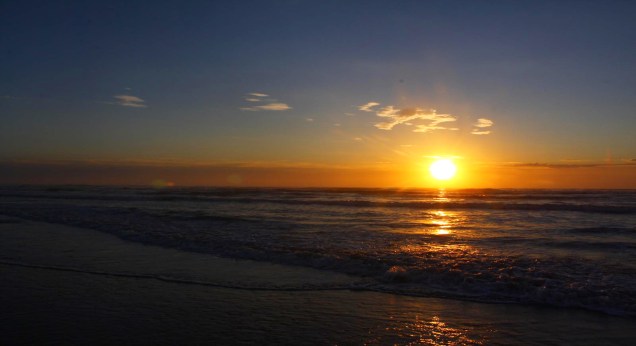 A Praia de Torres oferece uma das mais belas visões das orlas gaúchas. A boa pedida por aqui é sentar e apreciar o pôr do sol