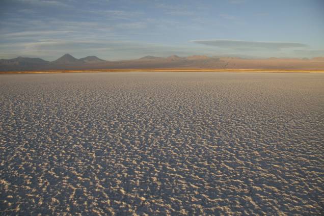 O Salar do Atacama é um imenso deserto de sal a 2.300 metros sobre o nível do mar. Os pedaços de sal chegam a 70 centímetros de altura