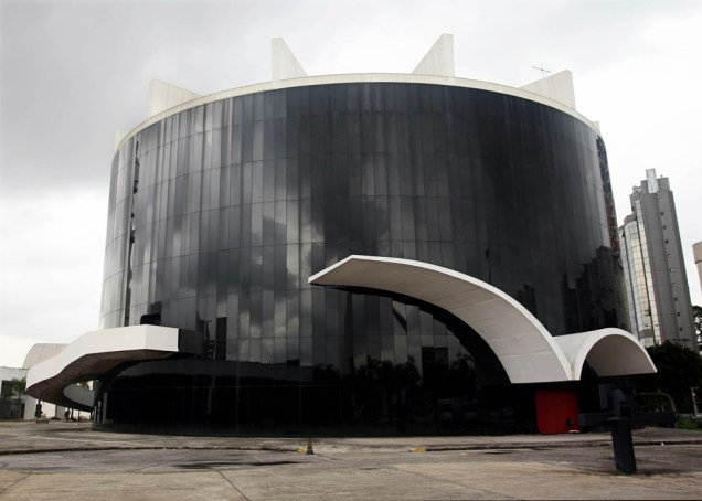 Projetado por Oscar Niemeyer, o <a href="https://viajeaqui.abril.com.br/estabelecimentos/br-sp-sao-paulo-atracao-memorial-da-america-latina" rel="Memorial da América Latina">Memorial da América Latina</a>, em <a href="https://viajeaqui.abril.com.br/cidades/br-sp-sao-paulo" rel="São Paulo">São Paulo</a>, teve as funções e usos de seus prédios definidos pelo sociólogo Darcy Ribeiro, com oobjetivo de integrar as nações que compõem a América Latina