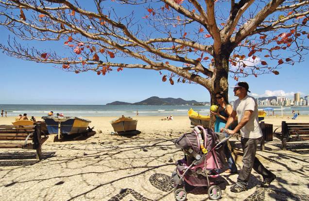 A variedade de estilos de praia de Balneário atrai diferentes públicos, desde os surfistas até a terceira idade