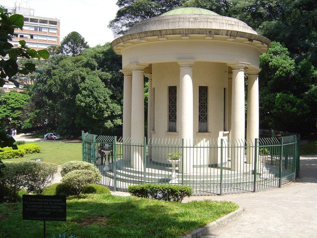 Praça Alexandre de Gusmão, parte do complexo do Parque Tenente Siqueira Campos, também conhecido como Trianon. Criado em 1892, é o único remanescente de Mata Atlântica na região e uma ilha de sossego em meio à correria da Avenida Paulista