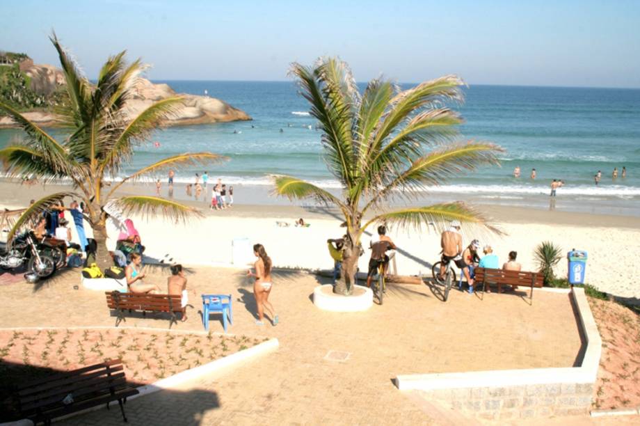 Cheia de dunas, a Praia Joaquina é muito frequentada por surfistas