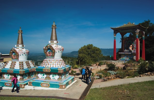O Templo Chagdud Gonpa Khadro Ling fica no topo de uma colina, com bela vista panorâmica