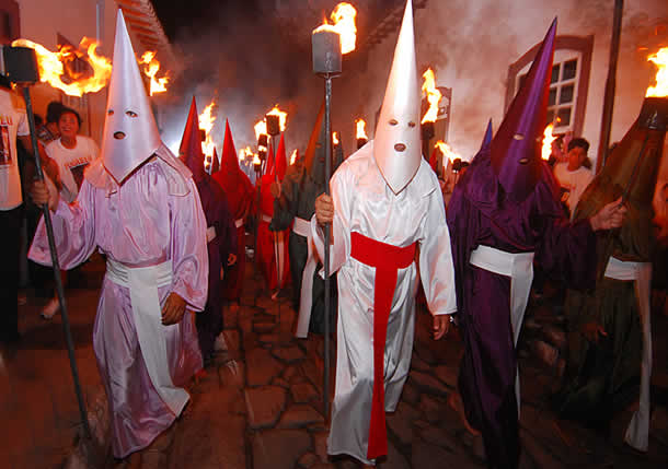 Procissão do Fogaréu, realizada na cidade de Goiás (GO), na quarta-feira da Semana Santa. Manifestação cultural única no Brasil.