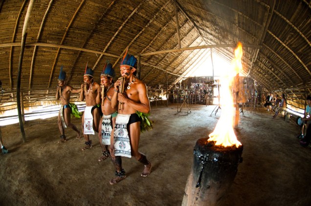 Tribo indígena se apresentando no Hotel Amazon Jungle palace, Selva Amazônica
