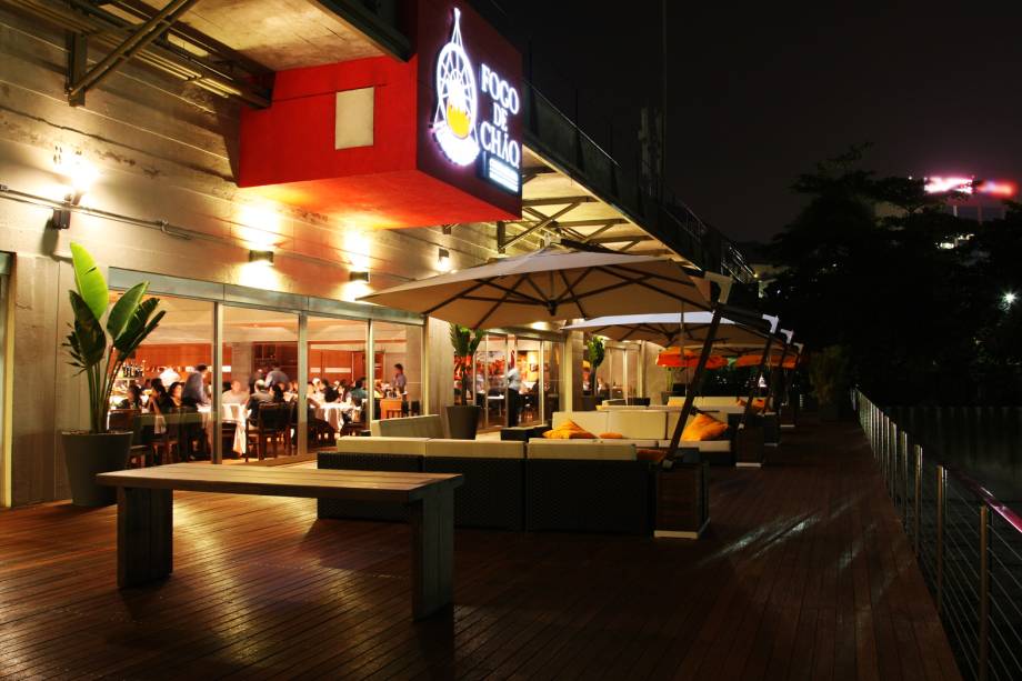 O restaurante Fogo de Chão, no Rio de Janeiro, tem vista deslumbrante para a Enseada de Botafogo e o Pão de Açúcar
